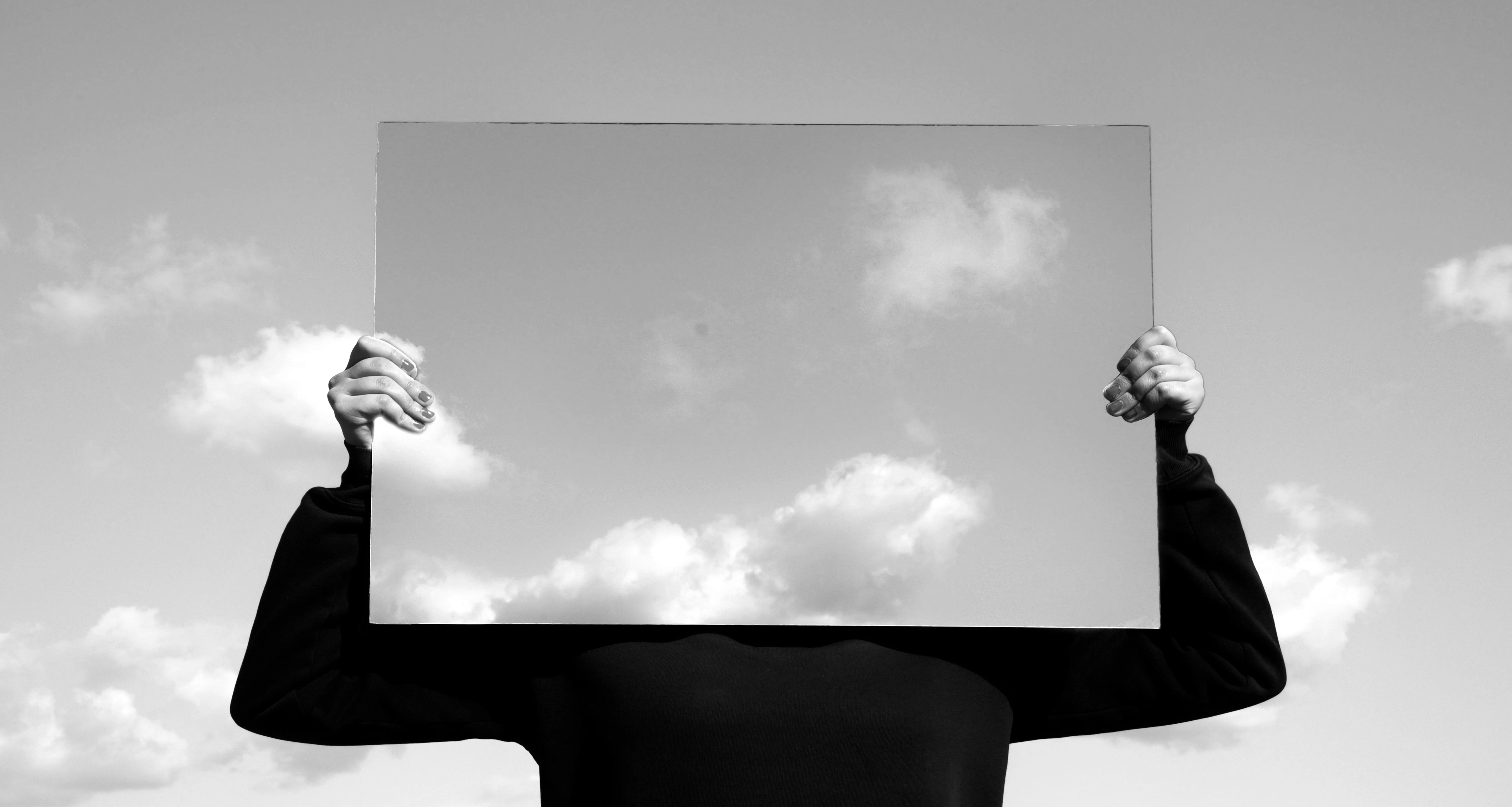 Visual concettuale con riflesso del cielo che rappresenta l’identità e la visione di 10 10 Circle