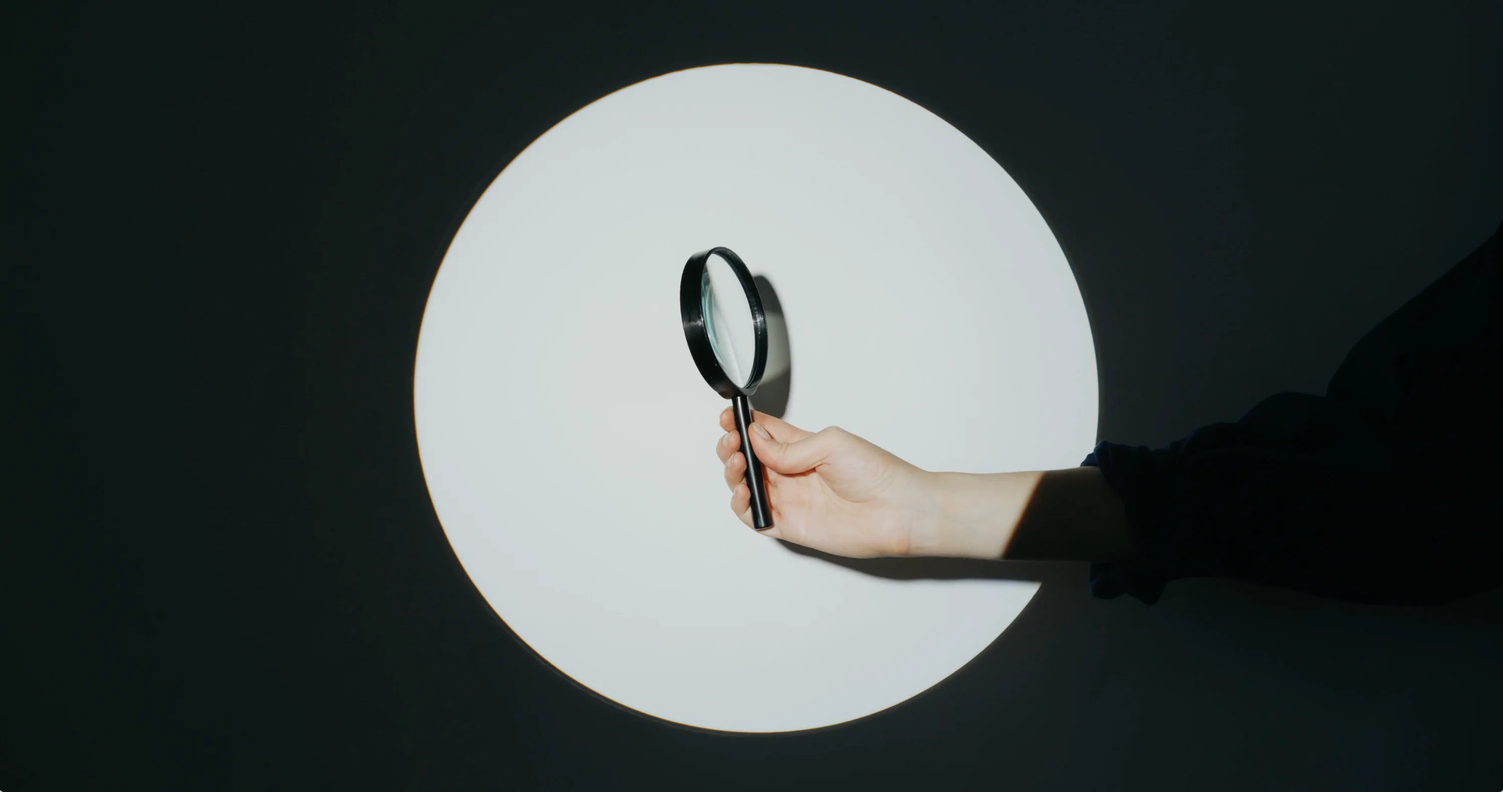 Visual con lente che rappresenta il processo di ricerca e selezione di 10 10 Circle