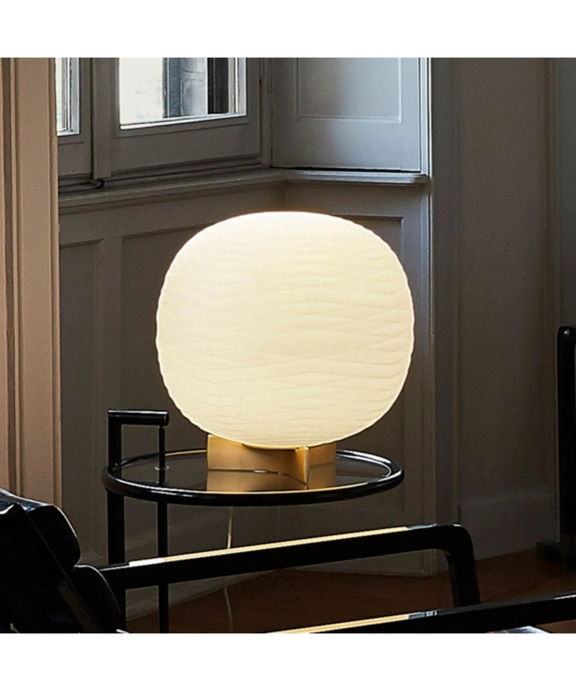 Lampada da tavolo Foscarini Gem in vetro soffiato bianco acidato con rilievi tridimensionali e base in metallo satinato oro, in ambiente living