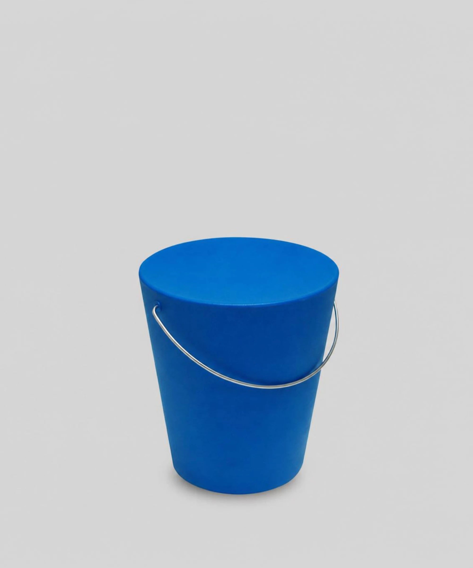Moving Stool di Gabriele Pezzini, sgabello in polietilene colore blu mare