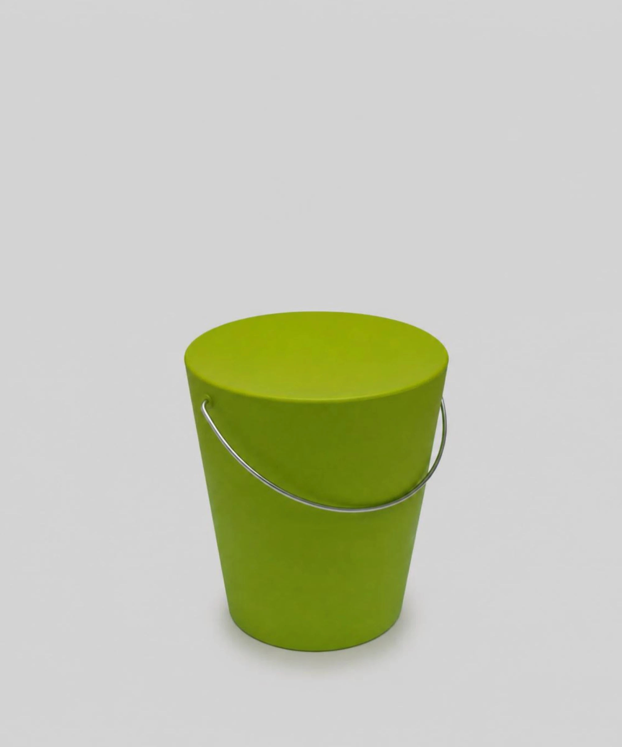 Moving Stool di Gabriele Pezzini, sgabello in polietilene colore verde muschio