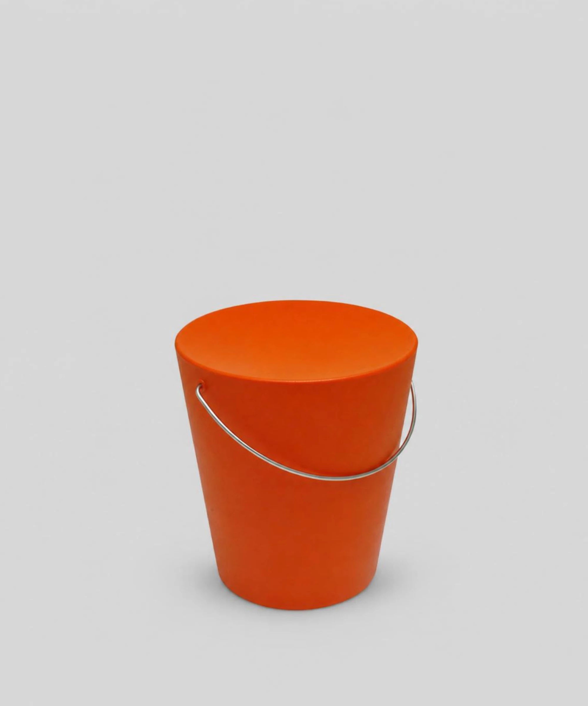 Moving Stool di Gabriele Pezzini, sgabello in polietilene colore arancio tulipano