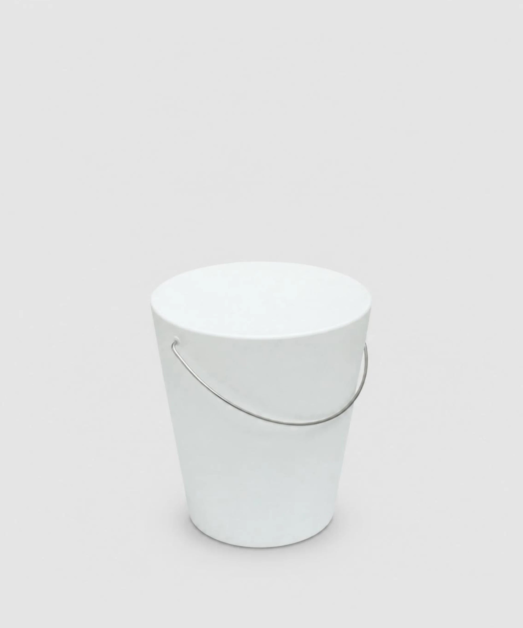 Moving Stool di Gabriele Pezzini, sgabello in polietilene colore bianco nuvola