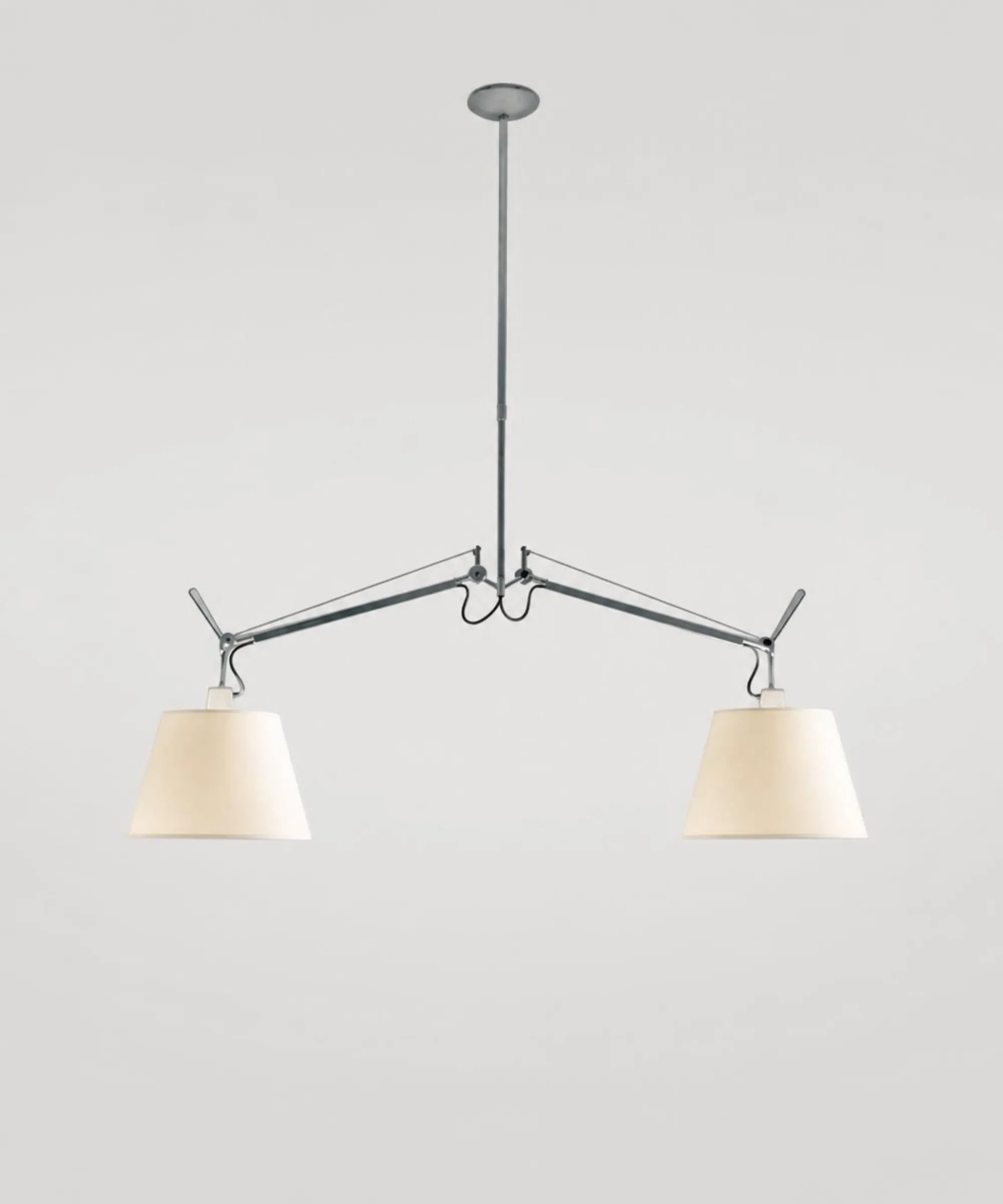 Lampada a sospensione Artemide Tolomeo Basculante con diffusore in tessuto e struttura in alluminio, vista prospettica in ambiente contemporaneo.