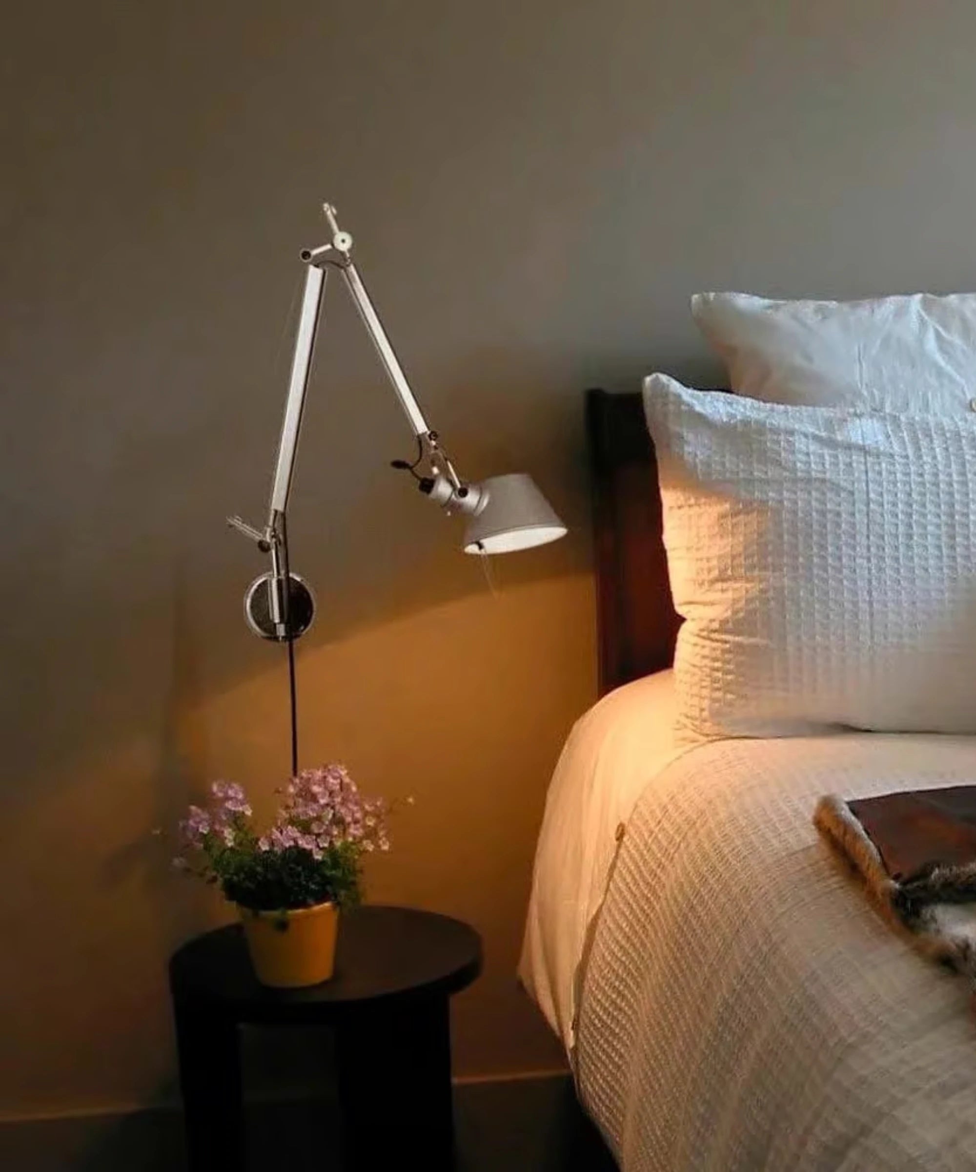 Lampada da parete Artemide Tolomeo Micro LED bianca design Michele De Lucchi e Giancarlo Fassina in ambiente camera