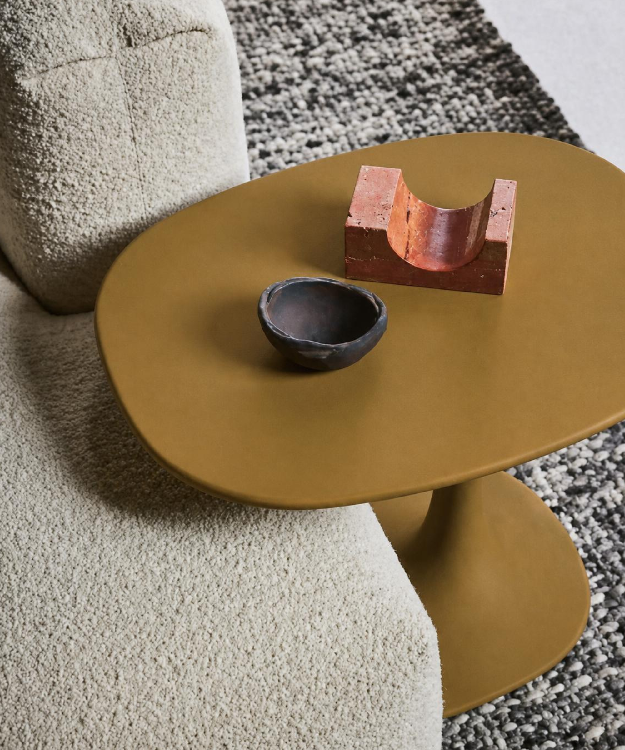 Tavolini Awa B&B Italia in ambiente contemporaneo con divano