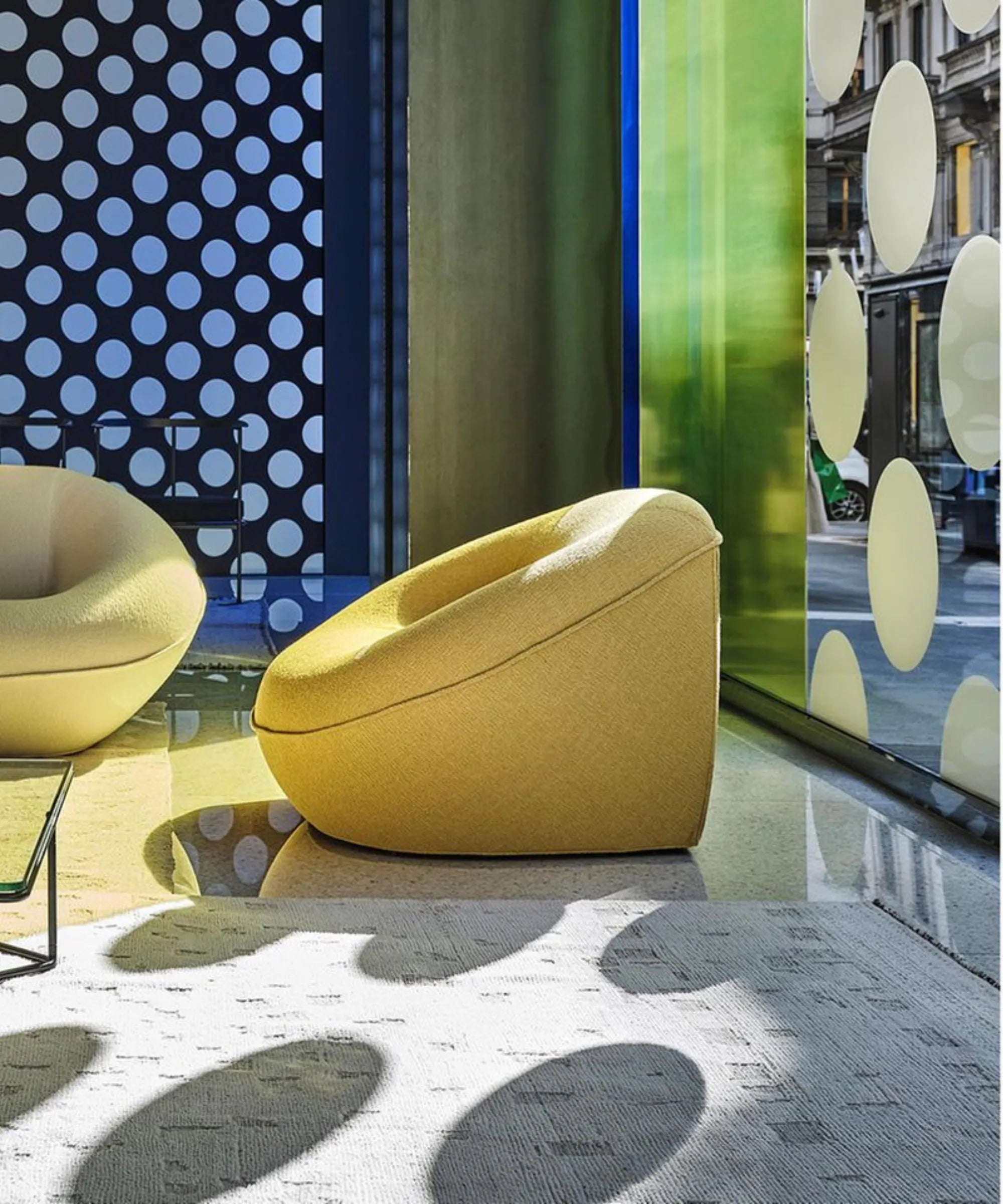 Poltrona e divano B&B Italia Tortello design Edward Barber & Jay Osgerby in ambiente living contemporaneo