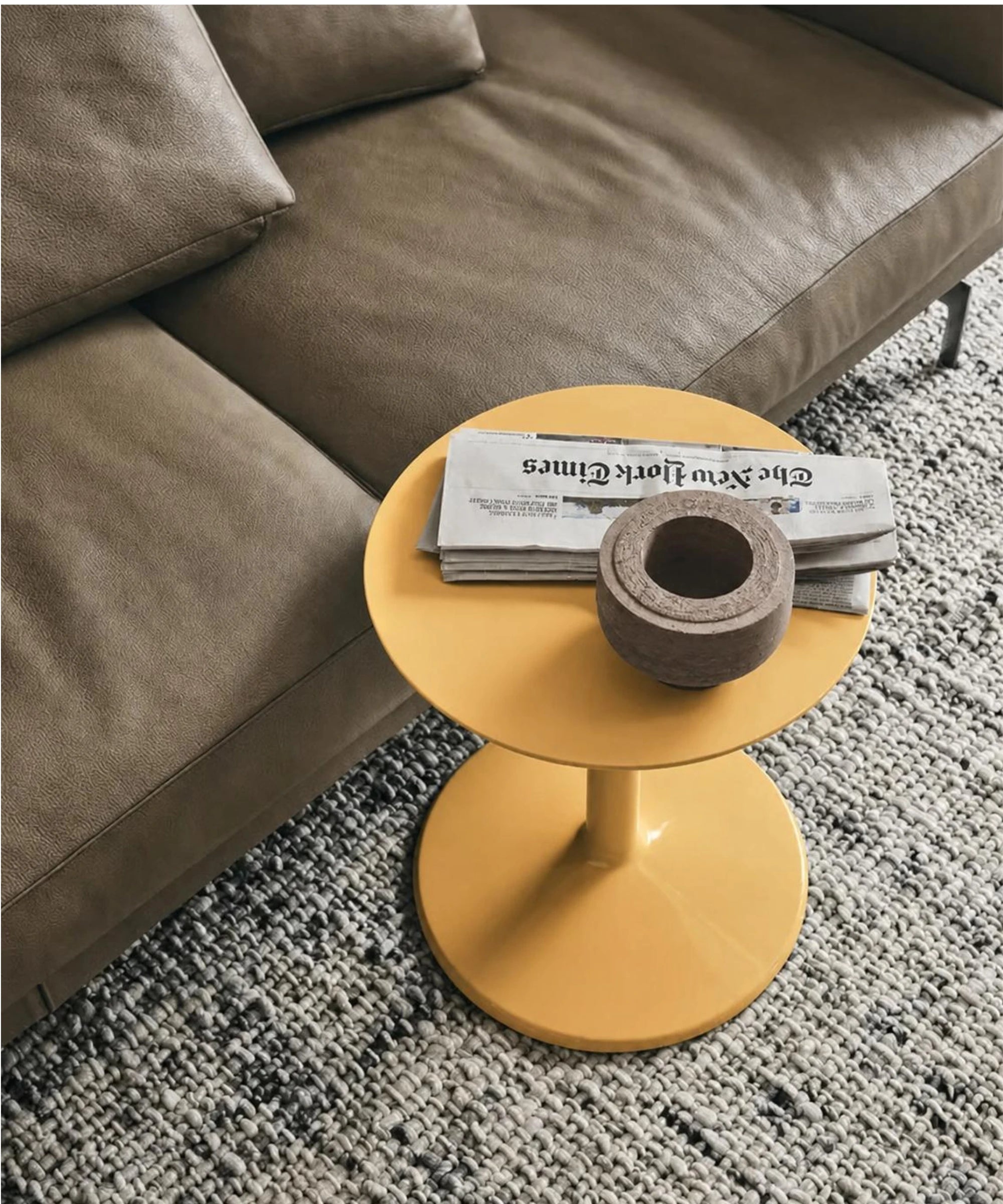 Tavolino B&B Italia Spool bianco ambientato in un living contemporaneo