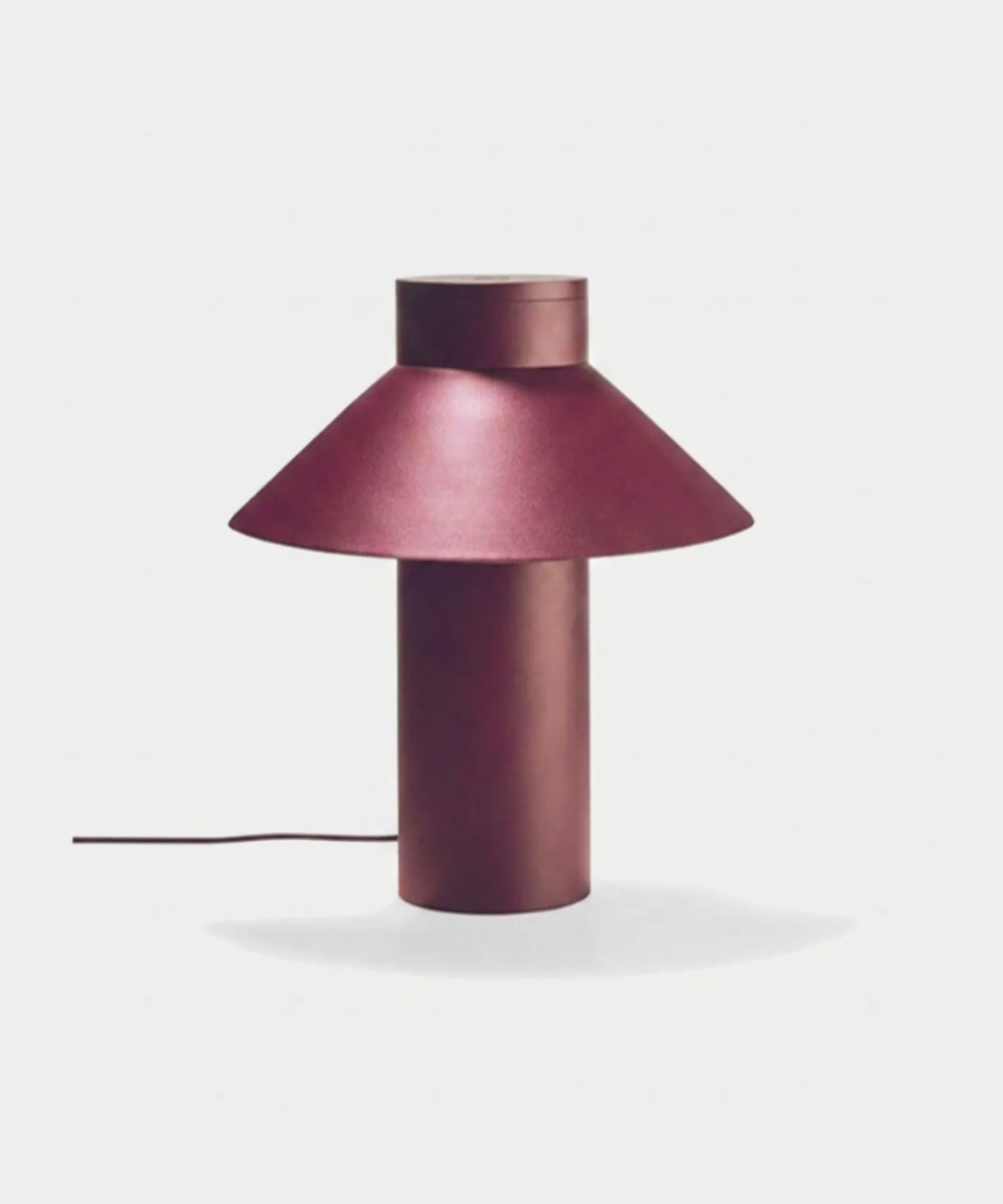 Lampada da tavolo Cassina Riscio rossa in acciaio verniciato con paralume conico e base cilindrica, vista frontale su sfondo neutro 