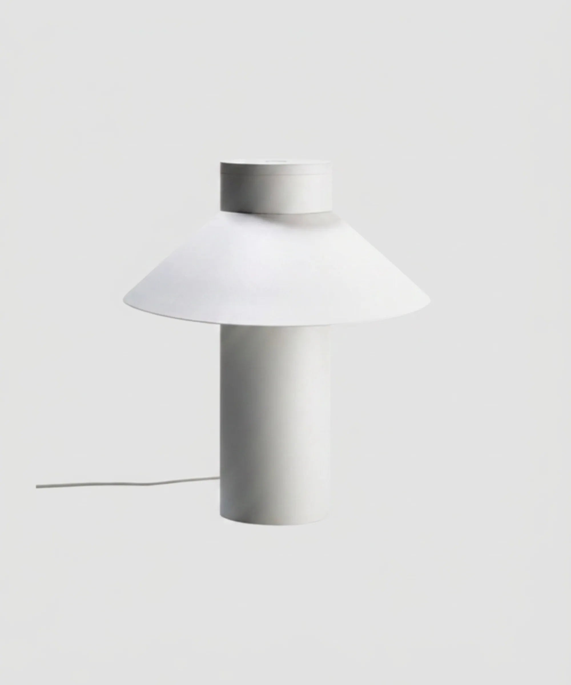Lampada da tavolo Cassina Riscio bianca in acciaio verniciato con paralume conico e base cilindrica, vista frontale su sfondo neutro 