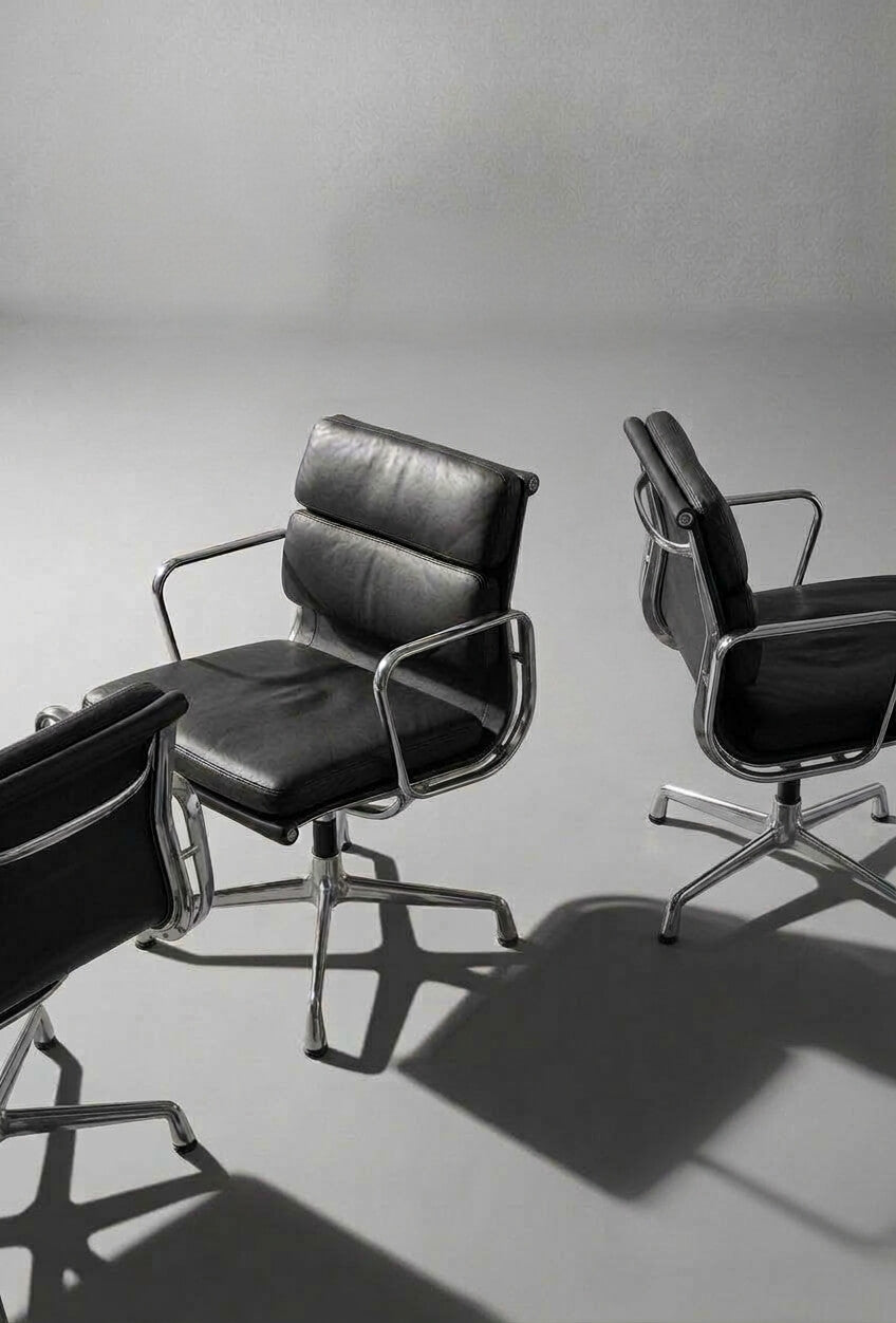poltrona EA208 Soft Pad di Charles e Ray Eames nella collezione Pre-Loved