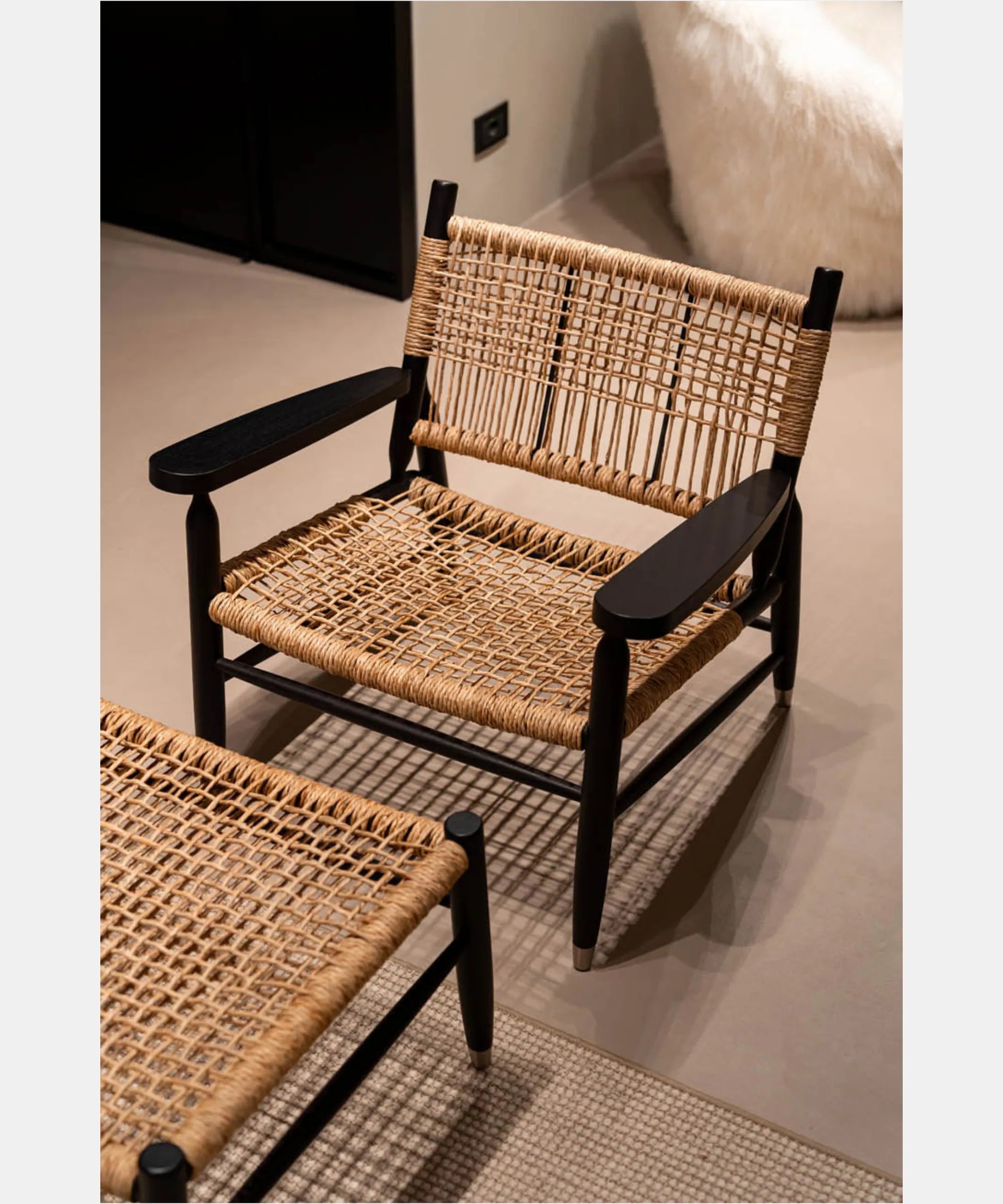 Poltrona lounge Flexform Tessa S.H. Cord con poggiapiedi in legno massello e intreccio in cuoio, vista prospettica in ambiente 