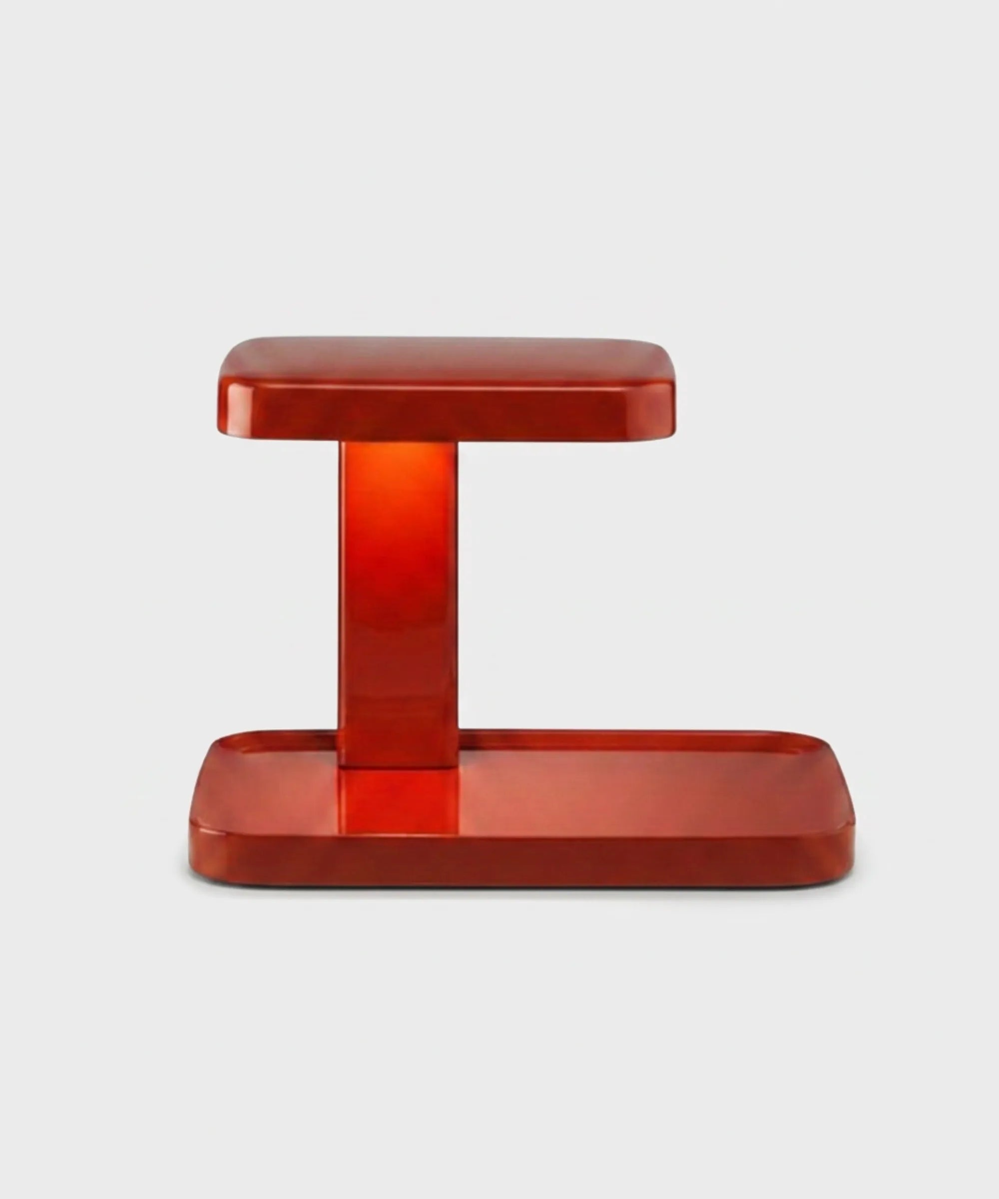 Flos Piani lampada da tavolo rossa con due piani sovrapposti base a vassoio e luce LED schermata design Ronan e Erwan Bouroullec vista frontale su sfondo neutro