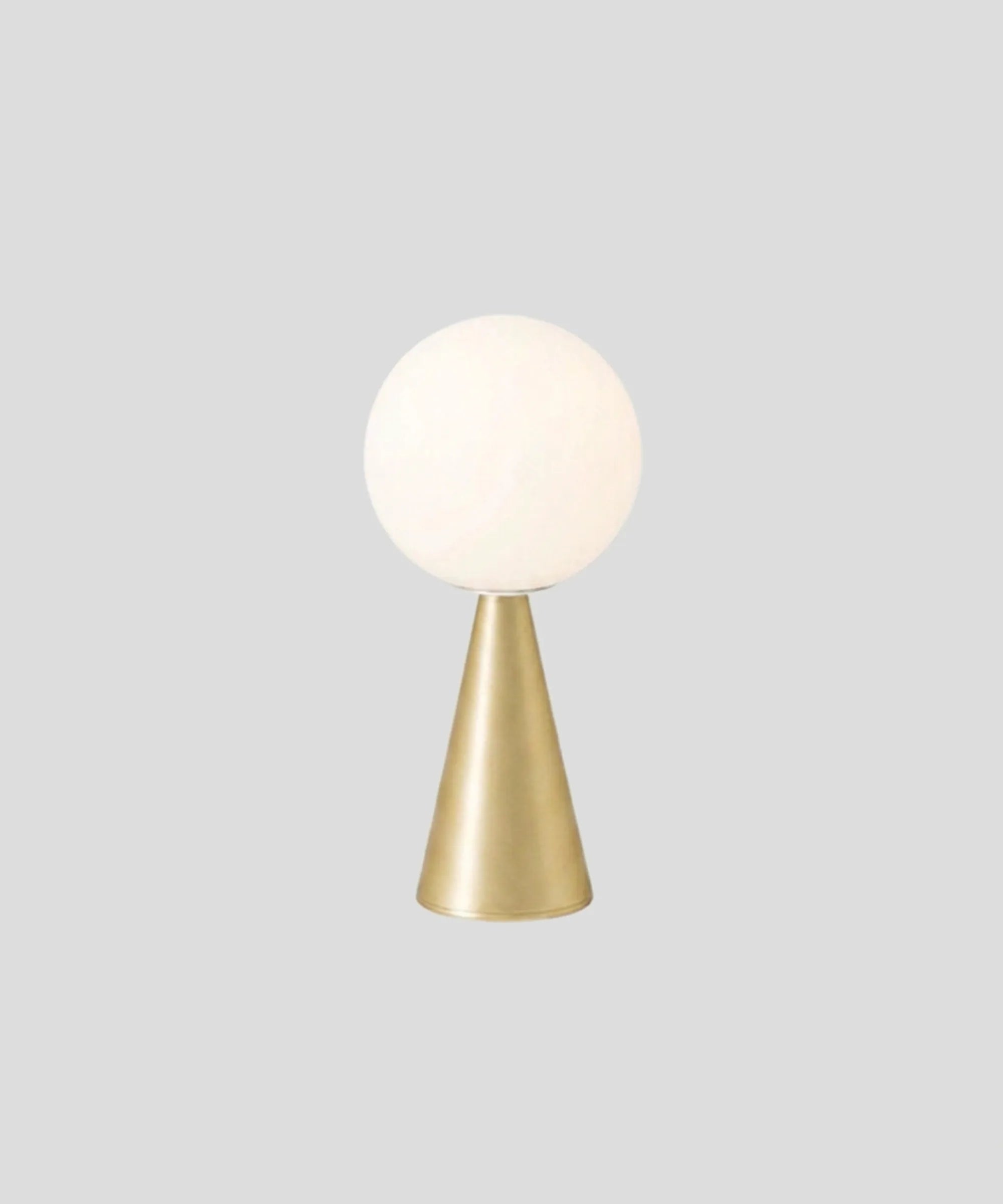 Fontana Arte Bilia Media lampada da tavolo con base conica in ottone spazzolato e sfera in vetro opalino bianco design Gio Ponti 