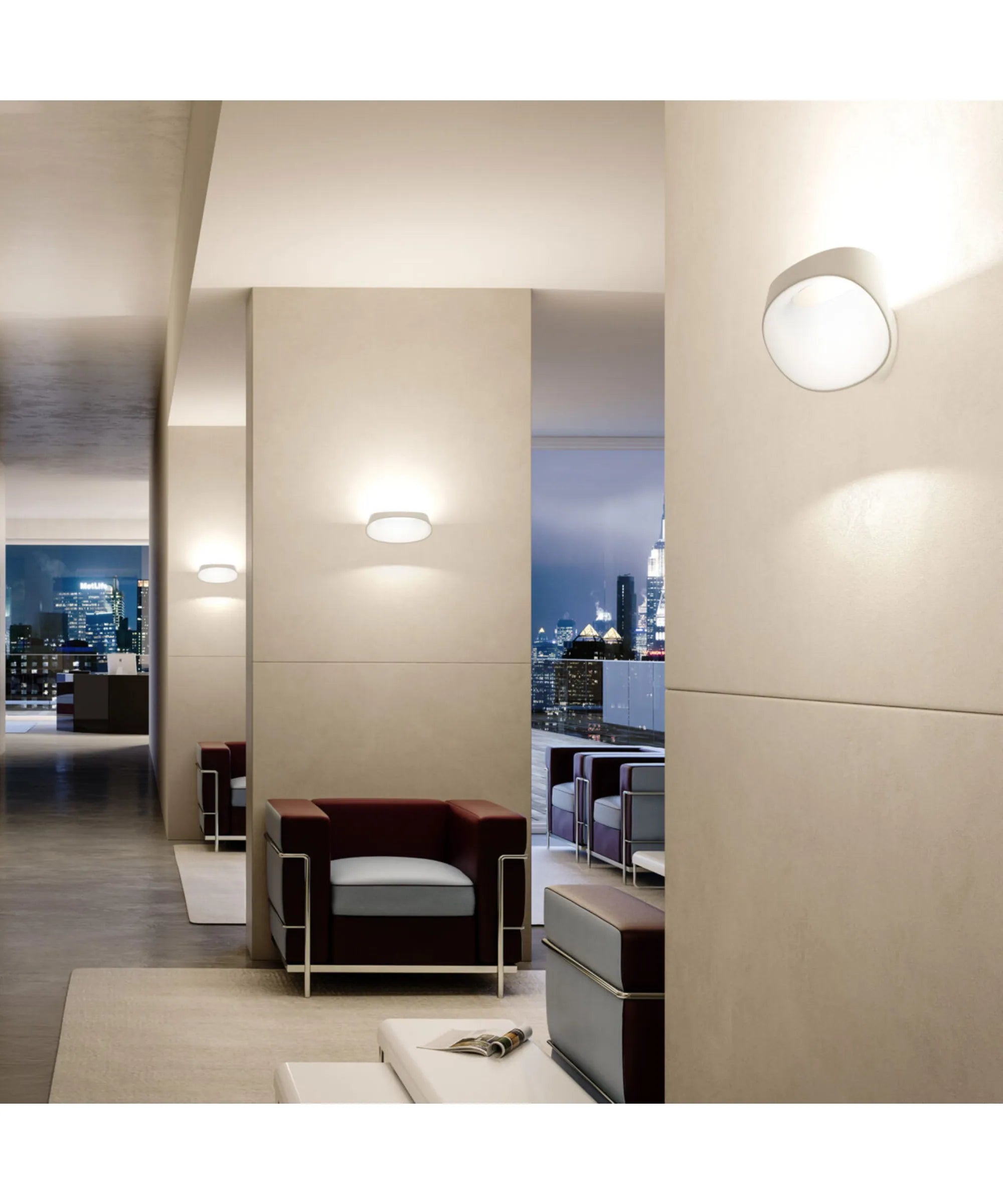 Lampada da parete Fontana Arte Bonnet in alluminio bianco in ambiente living