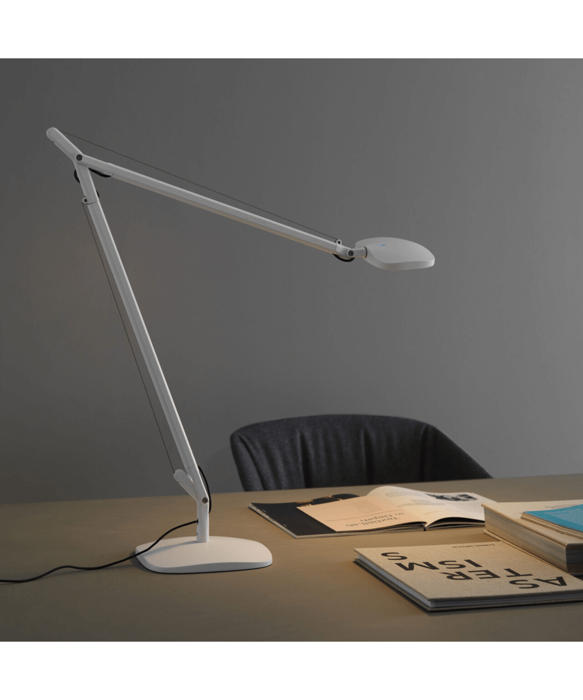 Lampada da tavolo FontanaArte Volée LED bianca design Odo Fioravanti ambientata su scrivania contemporanea