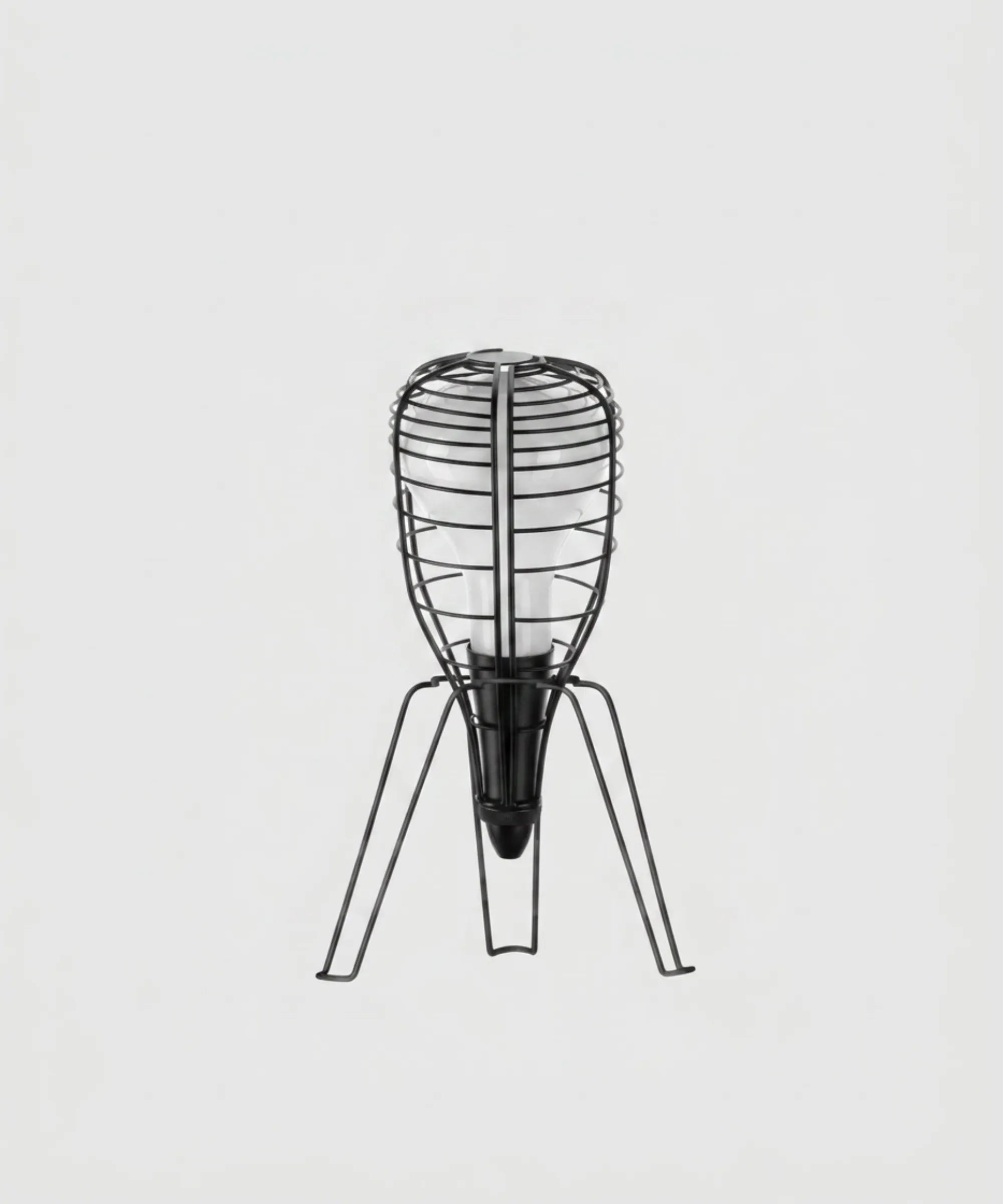 Foscarini Diesel Cage Rocket lampada da tavolo con gabbia metallica nera diffusore interno chiaro e treppiede sottile vista frontale su sfondo neutro