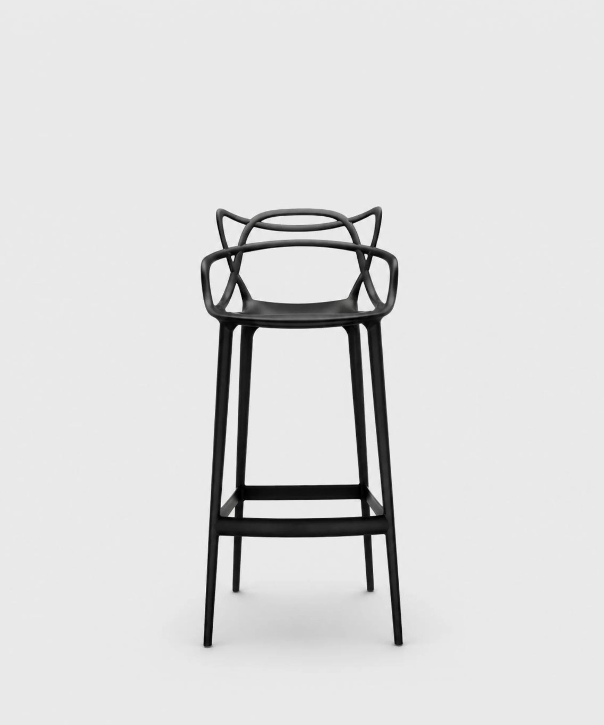 Sgabello bar Masters Kartell nero vista frontale dal design moderno e impilabile