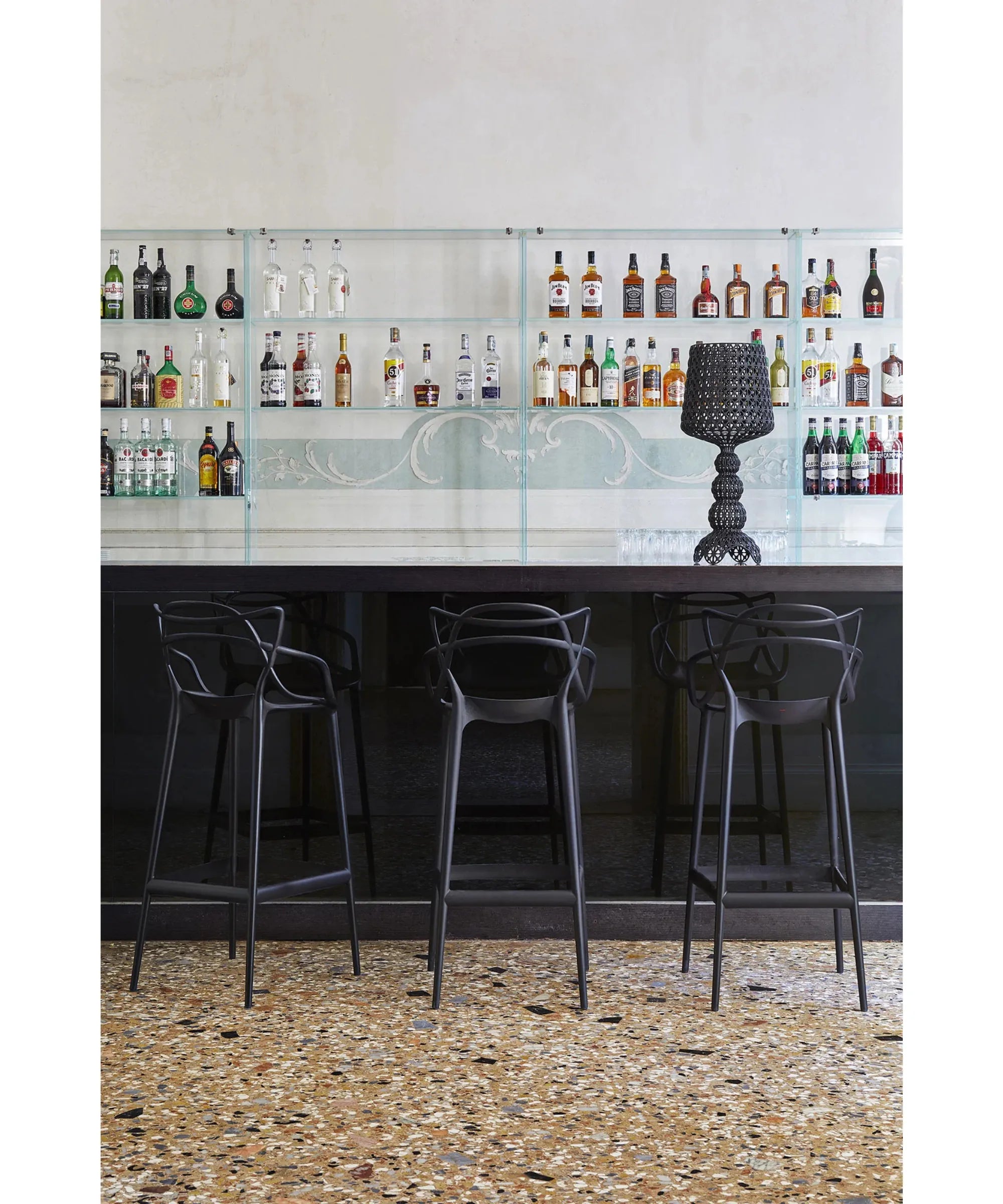 Sgabello bar Masters Kartell nero in ambiente bar