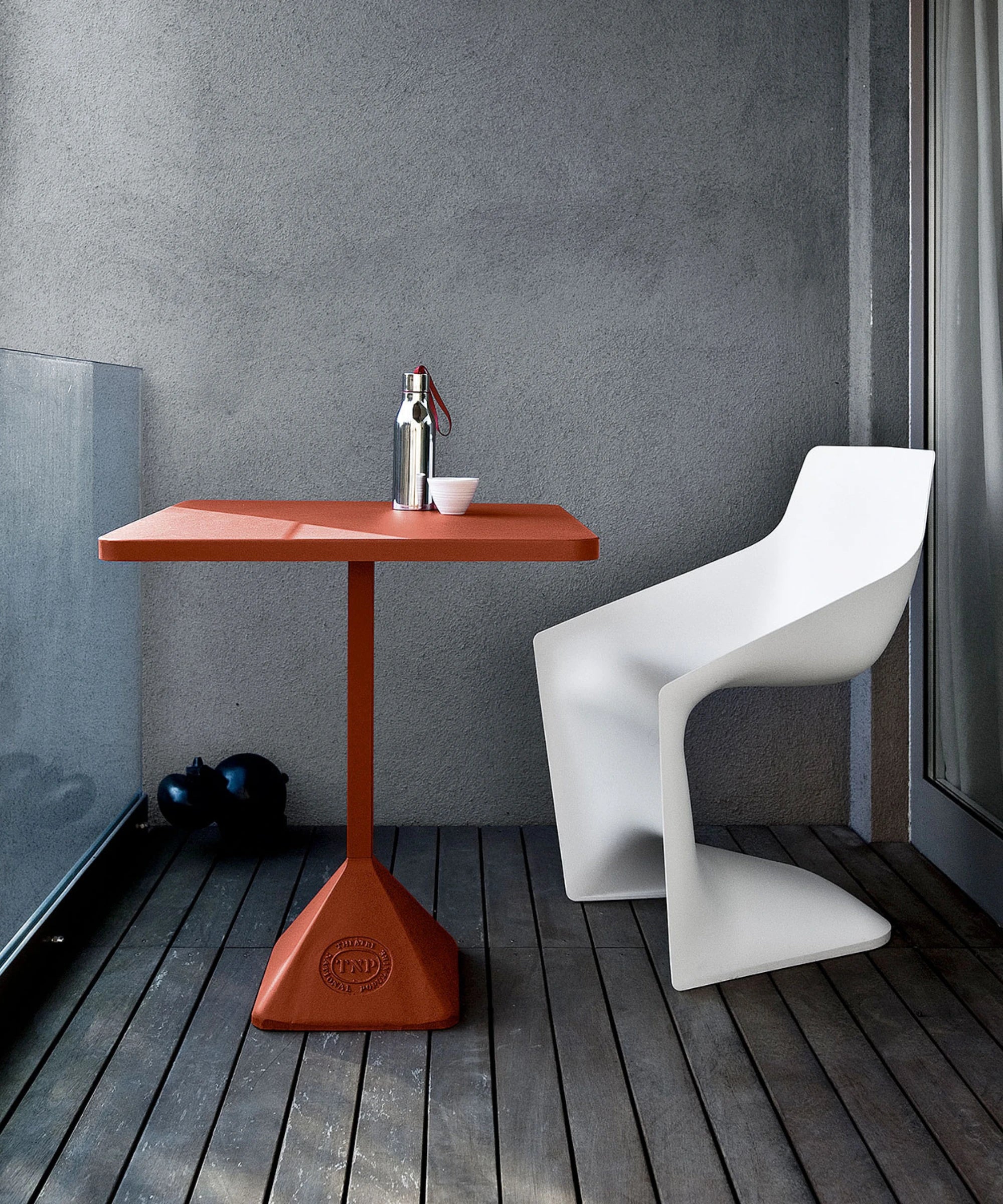 Sedia Pulp bianca di Kristalia in ambiente outdoor