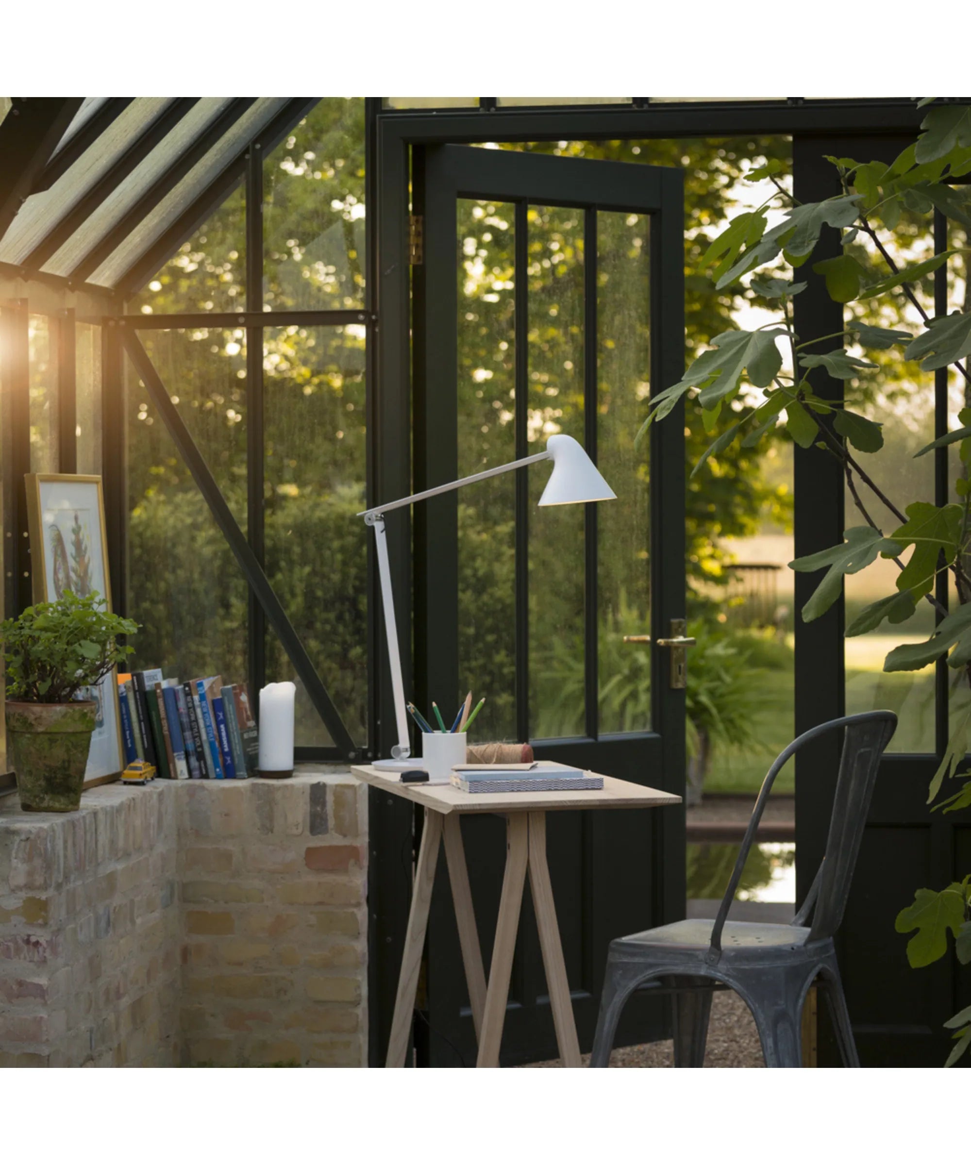 Lampada da tavolo Louis Poulsen NJP bianca design Nendo in ambiente studio contemporaneo
