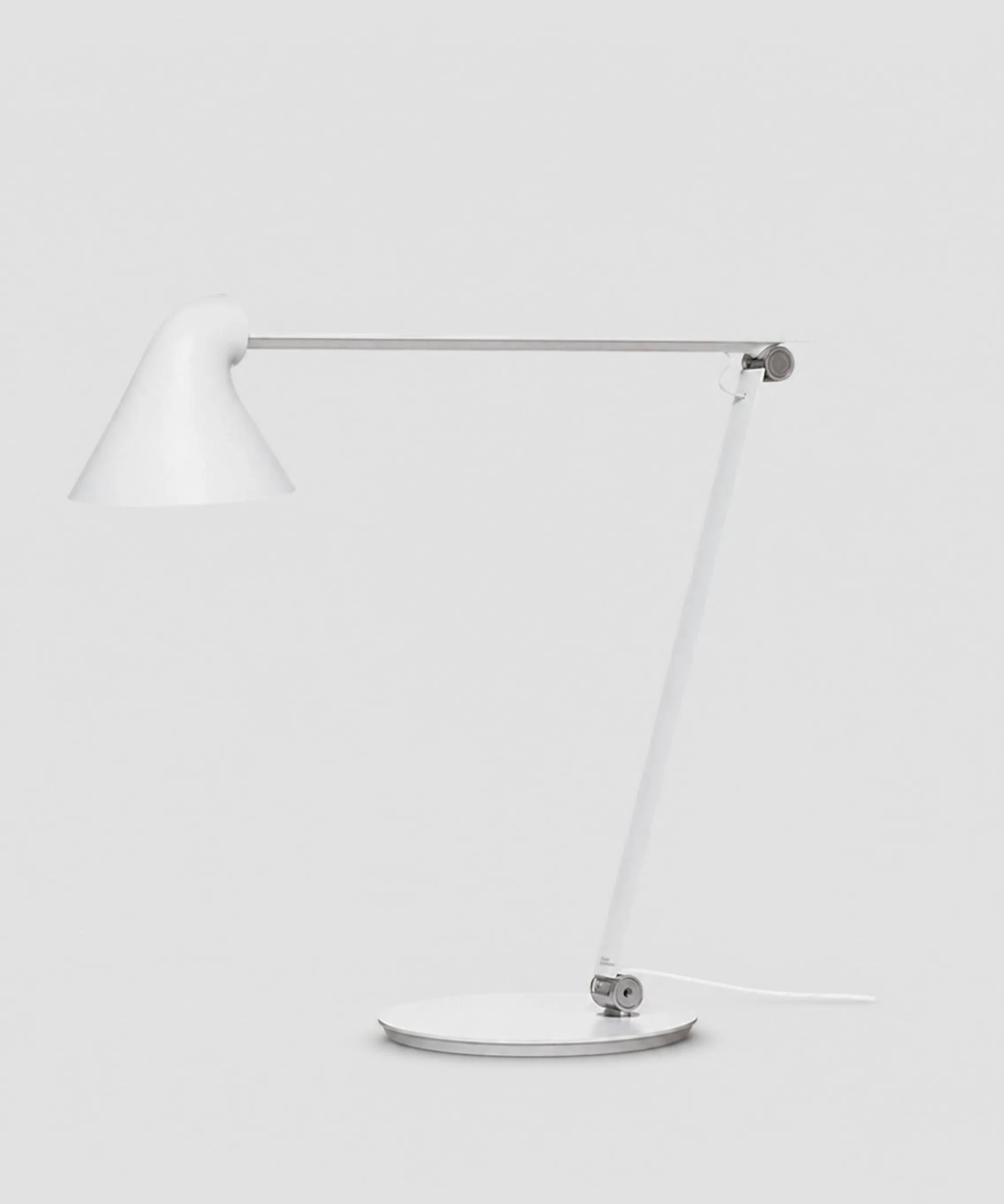 Lampada da tavolo Louis Poulsen NJP bianca design Nendo vista frontale su fondo neutro
