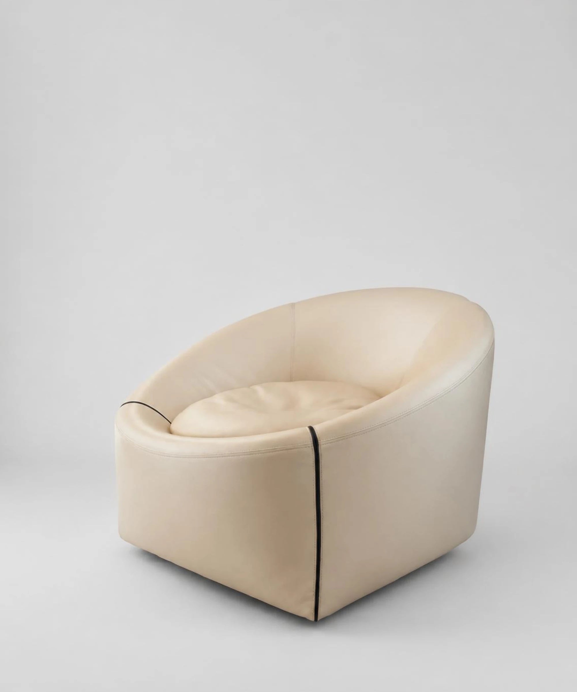 Poltrona lounge Minotti Capri Base design Gordon Guillaumier con seduta imbottita e base in metallo