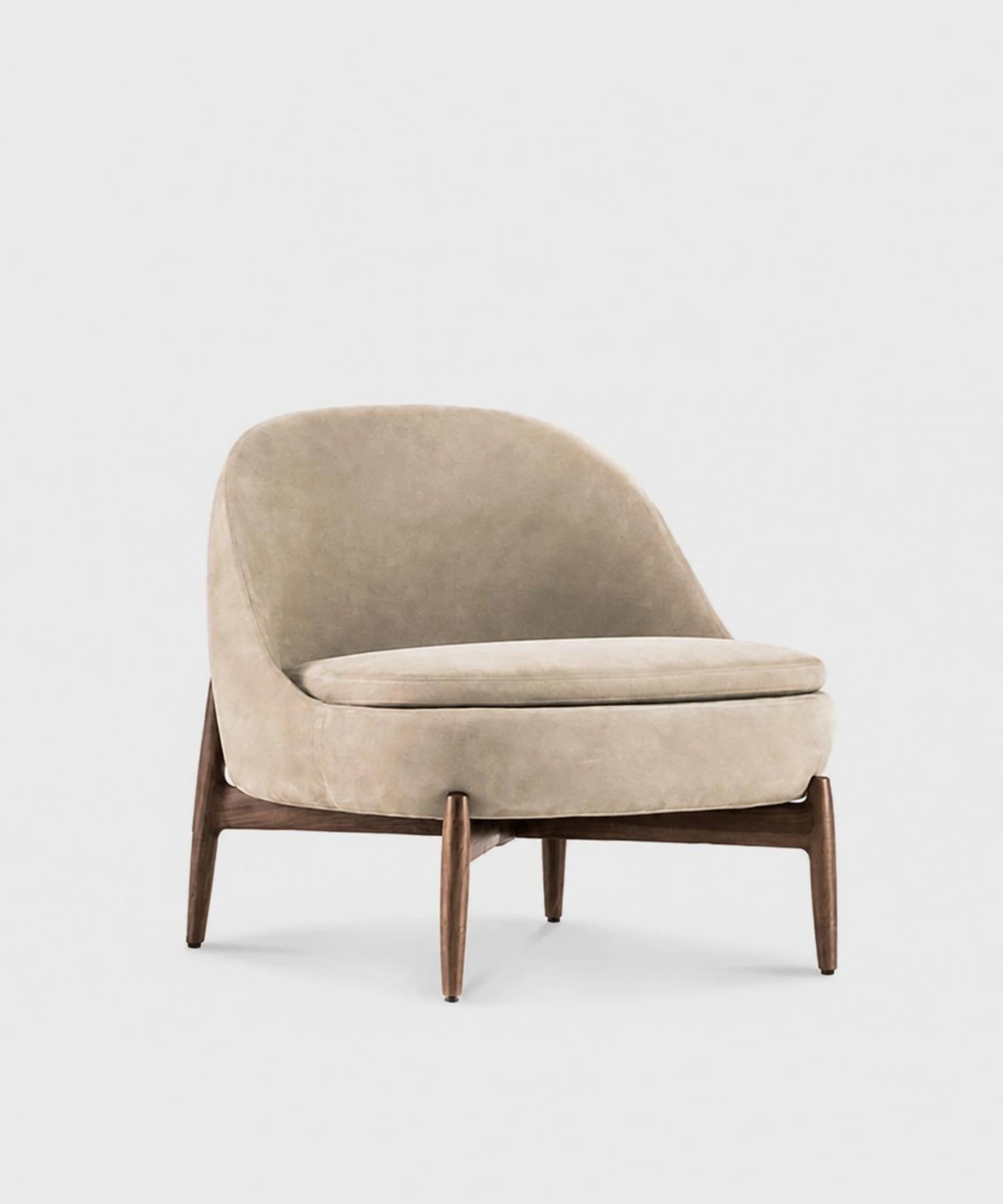 Poltrona Minotti Sendai beige in pelle nabuk design Inoda+Sveje vista frontale con struttura in legno