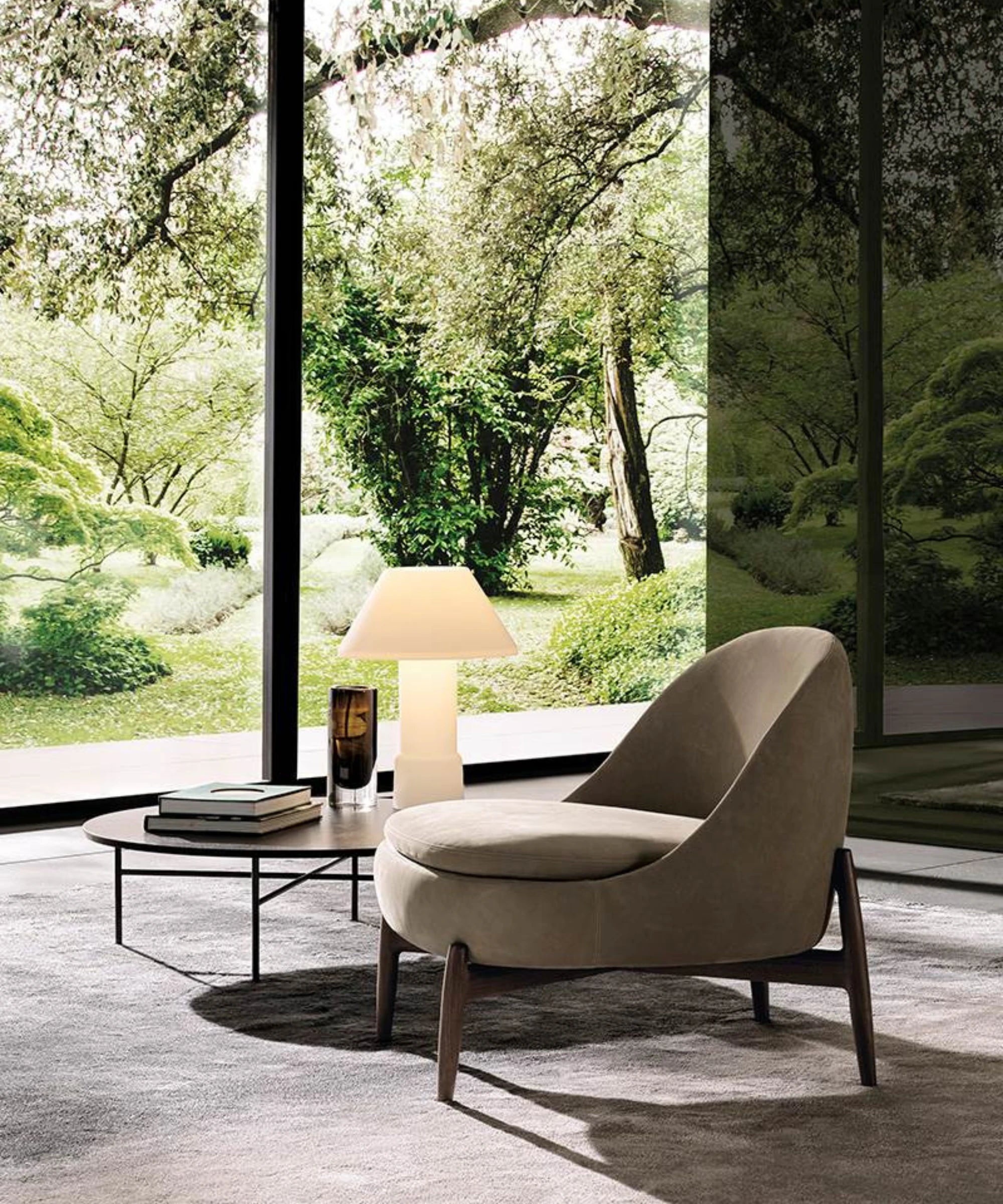 Poltrona lounge Minotti Sendai rivestita in pelle Nabuk con struttura in legno e design organico firmato Inoda+Sveje