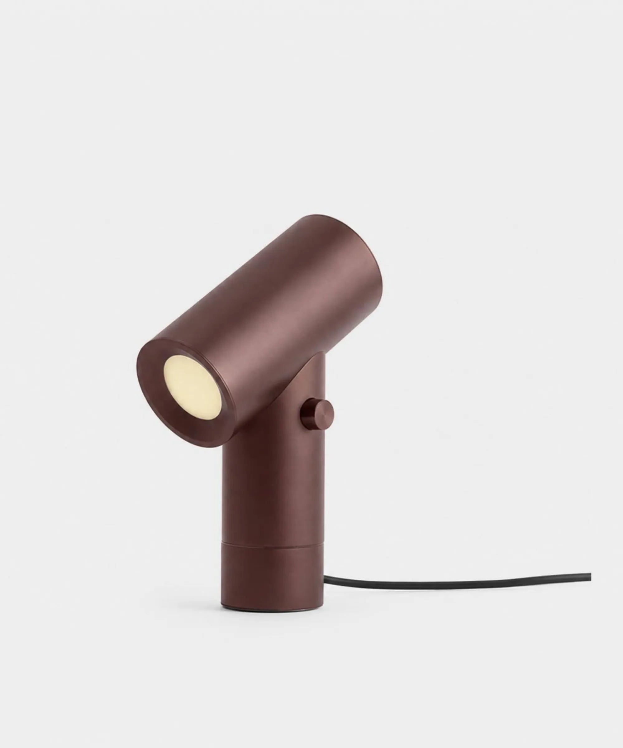 Lampada da tavolo Muuto Beam in alluminio anodizzato marrone con corpo cilindrico orientabile e sorgente luminosa integrata, vista frontale su sfondo neutro