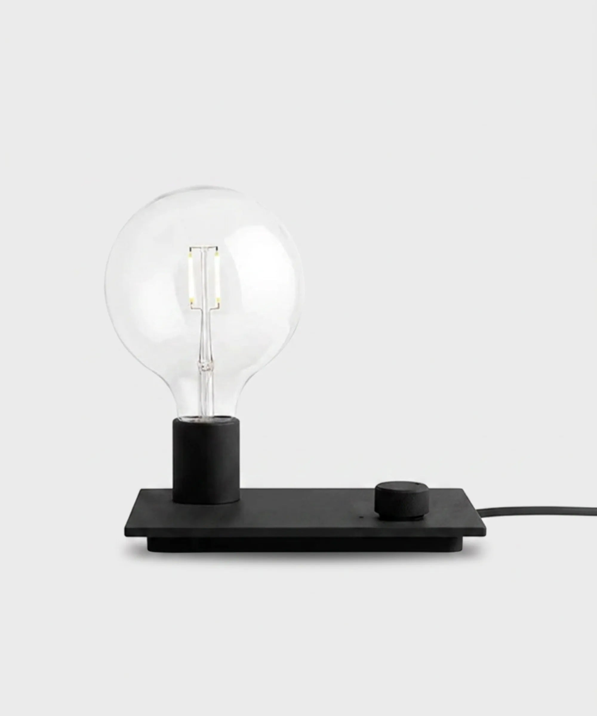 Lampada da tavolo Muuto Control nera in alluminio verniciato con lampadina LED a vista e dimmer integrato, vista frontale 