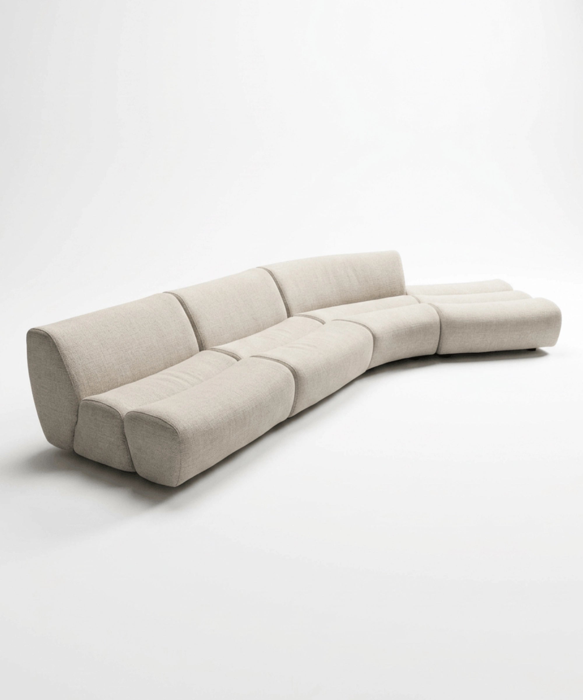 Divano modulare Poliform Ernest in tessuto chiaro con pouf coordinato su sfondo neutro